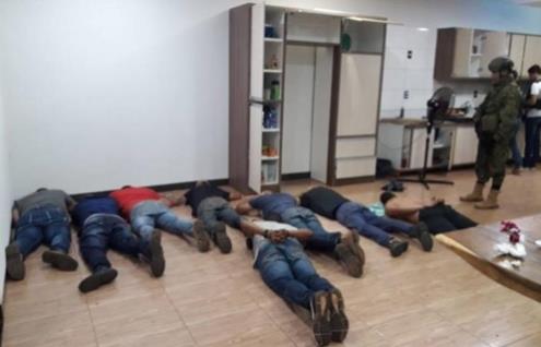 파라과이 경찰이 자국 내에서 활동하는 브라질 범죄조직원들을 체포하는 장면 [브라질 일간 에스타두 지 상파울루]