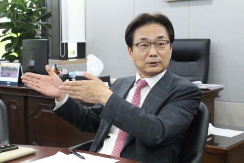 (서울=연합뉴스) 지난달 29일 서울 서초구 방배동 한국제약바이오협회 회관에서 원희목 회장이 연합뉴스와 인터뷰를 갖고 국내 제약바이오 산업에 대한 의견을 전하고 있다. 2019.06.05. [한국제약바이오협회 제공]