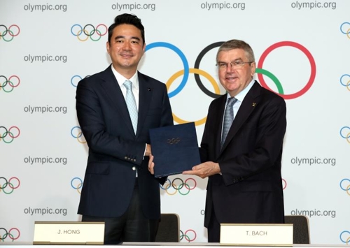토마스 바흐 IOC 위원장(오른쪽)과 홍정도 중앙일보 JTBC 대표이사 사장