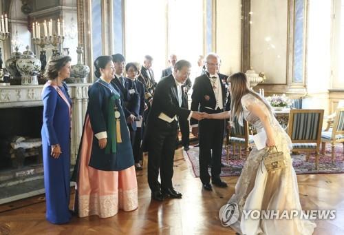 조수미와 인사하는 문 대통령