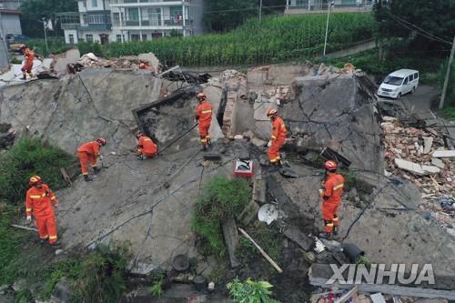 지진으로 붕괴된 건물서 수색 작업 벌이는 구조대