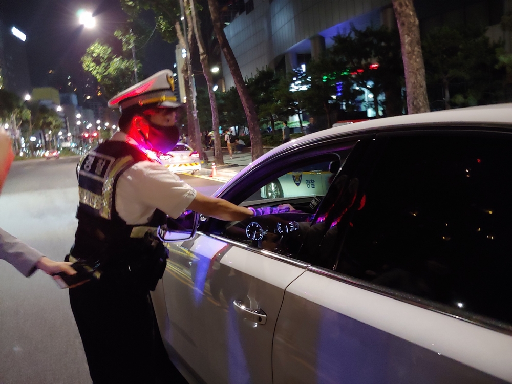 '제2 윤창호법' 시행 첫날 음주단속 중인 경찰들
