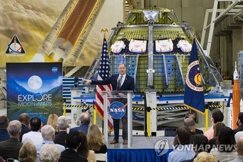 제임스 브라이든스틴 NASA 국장의 달 탐사 프로젝트 브리핑