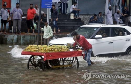 인도 뭄바이 폭우로 도심 마비