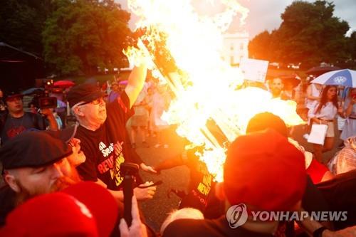 미국 독립기념일에 백악관 앞에서 성조기 태우는 시위자들 [로이터=연합뉴스]