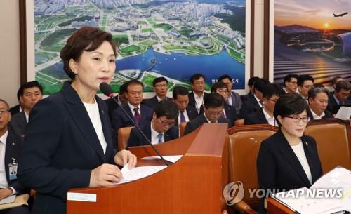 김현미 "민간택지 아파트에도 분양가 상한제 도입할 때"