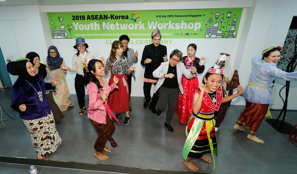 서울에서 열린 청년 워크숍에 참가한 청년들이 인도네시아 전통춤을 추고 있다