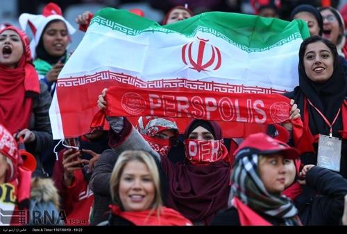 지난해 11월 축구경기를 관람하는 이란 여성 축구팬들