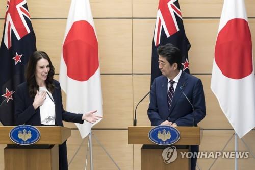 19일 일본 도쿄에서 아베 신조(오른쪽) 일본 총리와 공동기자회견을 하는 저신다 아던 뉴질랜드 총리[EPA=연합뉴스]