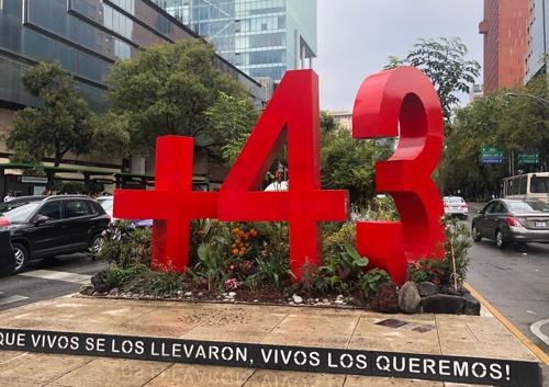 멕시코 실종 교대생 43명 기리는 조형물