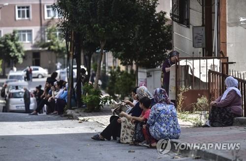 (AP=연합뉴스) 26일(현지시간) 지진을 피해 주택에서 대피한 이스탄불 주민들이 길거리에 나와 있다.