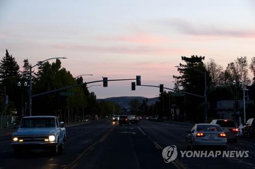 지난 10일(현지시간) 강제단전 조치로 신호등과 가로등이 꺼진 미 캘리포니아 소노마 지역의 도로를 차들이 운행하고 있다. [AFP=연합뉴스 자료사진]