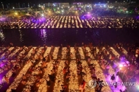 인도 '디왈리 축제' 등잔 40만9천개 불 밝혀 기네스 기록