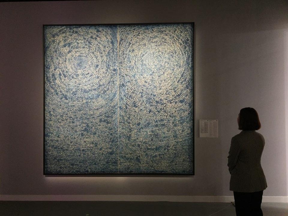 (홍콩=연합뉴스) 강종훈 기자 = 홍콩 홍콩컨벤션전시센터(HKCEC) 그랜드홀에 전시된 김환기 1971년작 '우주'(Universe 5-IV-71 #200). 이 작품은 23일 홍콩 크리스티 경매에서 한국 미술품 사상 처음으로 낙찰가 100억원을 돌파했다.