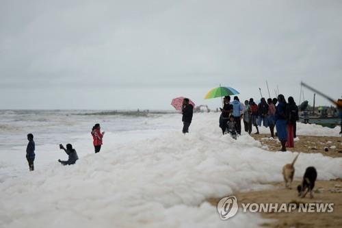 1일 오염된 흰 거품으로 뒤덮인 인도 남부 첸나이의 마리나 해변. [AFP=연합뉴스]
