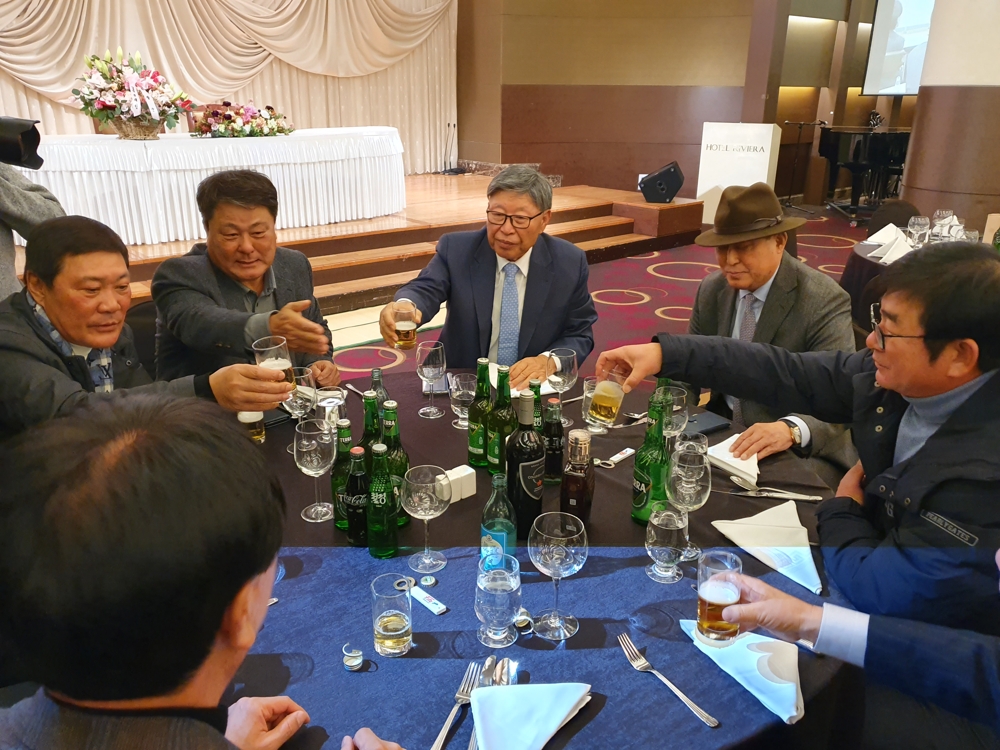 팔순연에 온 야구인들과 건배하는 김응용 회장 