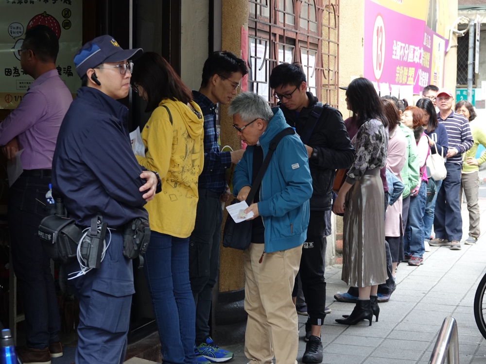 투표소 앞 줄 선 대만 유권자들