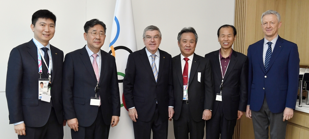 바흐 IOC 위원장과 박양우(왼쪽에서 두 번째) 문체부 장관을 비롯한 한국유치단 