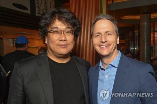 봉준호 감독과 네온 톰 퀸 대표 