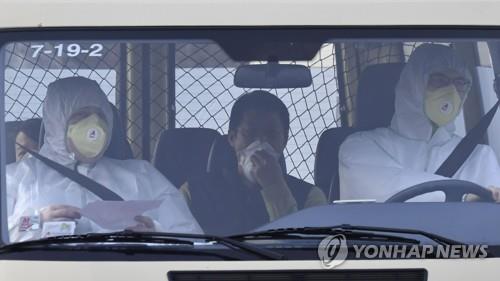 지난 9일 우한에서 돌아온 독일 시민을 격리지역으로 옮기는 차량 [AFP=연합뉴스] 