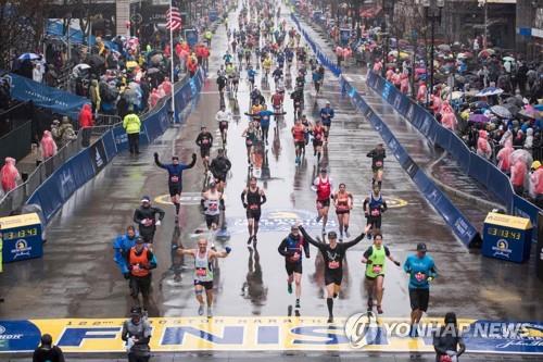 2018년 4월 열린 보스턴마라톤 대회 참가자들이 결승선을 통과하는 모습. [AFP=연합뉴스 자료사진]