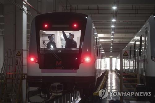 재가동 준비하는 우한의 전철 기관사들 