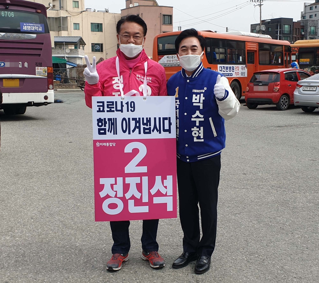 공주 유구 전통시장에서 만난 박수현·정진석 후보
