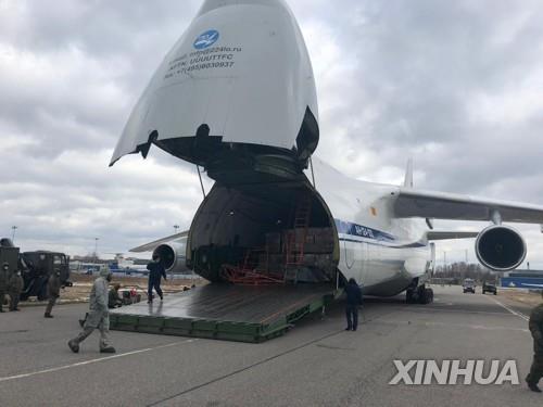 지난 2일 모스크바 공항에 내려지는 중국의 의료용품의 모습.