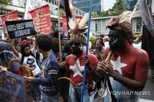 2017년 열린 반정부시위에 '코테카' 차림으로 참석한 파푸아인들