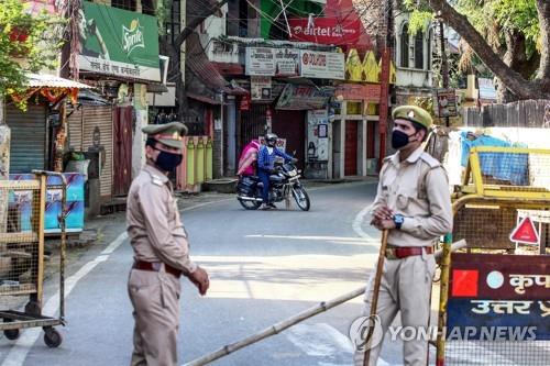 인도 경찰, 봉쇄령 위반자 검문