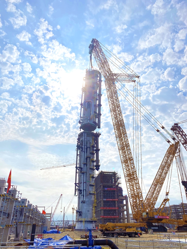 XCMG 4,000-ton Crawler Crane XGC88000 Lifts the Largest EO/EG Wash Tower in the World. 