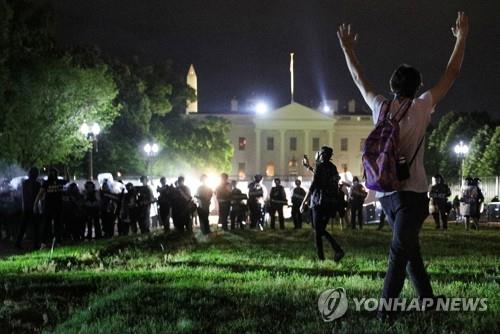 백악관 라파예트 공원에서 벌어진 시위 모습 [로이터=연합뉴스]