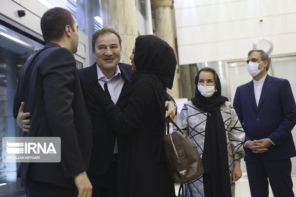 8일 테헤란에 도착한 이란인 과학자 마지드 타헤리(왼쪽에서 두번째)