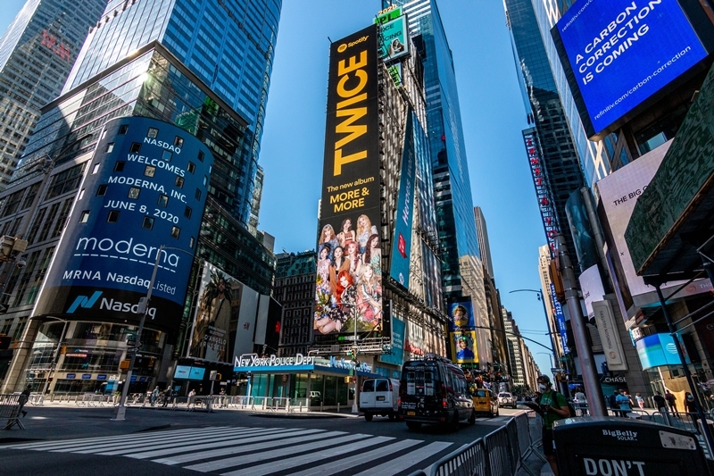 미국 뉴욕 타임스스퀘어에 내걸린 트와이스 대형 광고