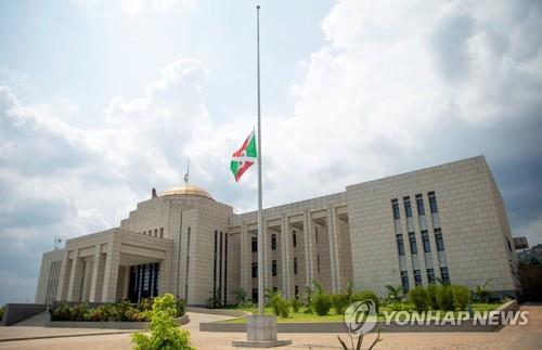 부룬디 헌재, 대통령 돌연사에 '당선자 바로 취임' 결정 | 연합뉴스 부룬디 헌재, 대통령 돌연사에 '당선자 바로 취임' 결정 | 연합뉴스