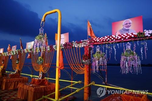 라마신 사원 착공을 기념해 3일 인도 아요디아의 강가를 장식한 모디 총리의 사진. [AP=연합뉴스]