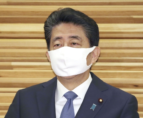 (도쿄 교도=연합뉴스) 아베 신조(安倍晋三) 일본 총리가 28일 오전 일본 총리관저에서 각의에 임하고 있다.