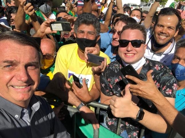 지지자들과 사진을 찍는 브라질 대통령(왼쪽)