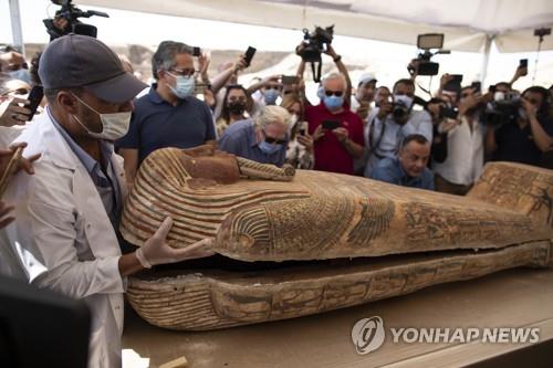이집트 관광유물부는 3일(현지시간) 사카라 유적지에서 2천500여년전 만든 것으로 추정되는 목관 59개를 발굴했다고 밝혔다.[AP=연합뉴스]