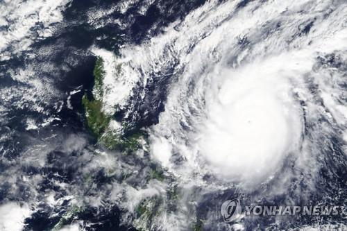 1일 오전 필리핀 동부 지역에 상륙한 슈퍼 태풍 '고니'의 위성사진