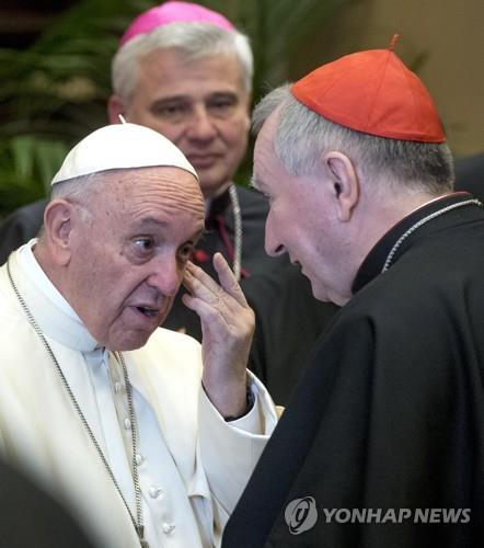 파롤린 국무원 총리(오른쪽)와 대화하는 프란치스코 교황. 2017.12.21. [EPA=연합뉴스] 