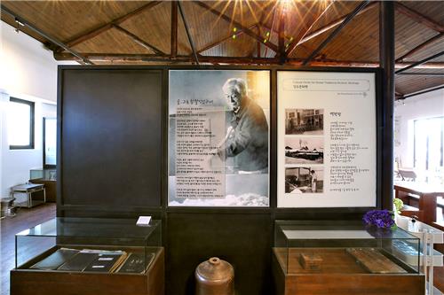 미곡 창고를 개조해 만든 백련 양조문화원에서는 신평양조장의 88년 역사를 한눈에 볼 수 있다. [사진/전수영 기자]