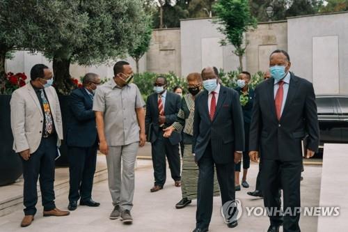 아비 에티오피아 총리가 27일 아프리카연합(AU) 고위 사절단과 만나고 있다.