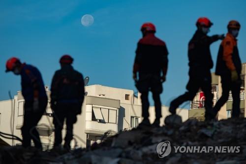 지난 10월 터키 이즈미르 지진 피해 현장에서 수습 작업 중인 구조대원 [AFP=연합뉴스 자료사진] 