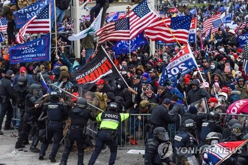 6일 미 의사당에 난입하는 도널드 트럼프 대통령의 지지자들