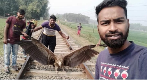 방글라서 구조한 독수리와 함께 사진찍은 마을 청년·아이들