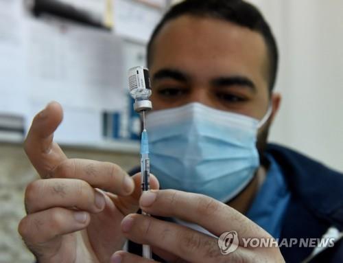 화이자의 코로나19 백신 접종 준비하는 팔레스타인 간호사 
