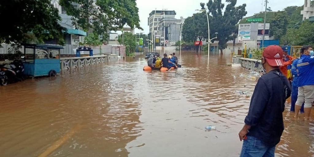 인도네시아 자카르타 1년만의 최대 홍수…도심 교통 마비
