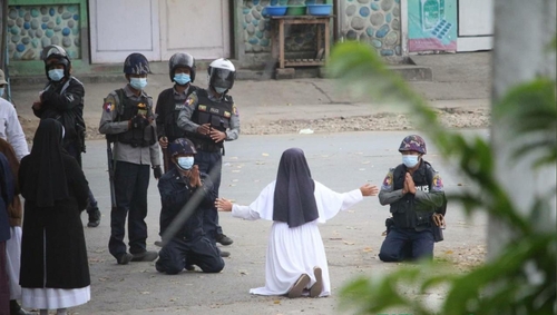 8일 미치나의 미얀마 군경 앞에서 무릎을 꿇고 총을 쏘지 말아달라며 애원하는 한 수녀. [SNS 캡처. DB 저장 및 재배포 금지]