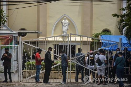 인니 성당 인근서 자폭 테러…"범인 1명 숨지고 10명 다쳐"(종합)